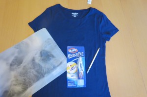 CLOROX Bleach Pen Design T-Shirt, t-shirt, CLOROX bleach pen, bleach, chalk, chalk pencil, placemat, DIY shirt design, DIY, how to